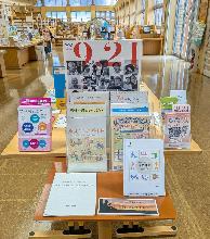 山東図書館の特設ブース1。認知症等関連の本が数冊立て掛けられている写真。