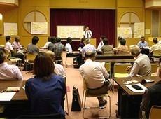 富野教授の講評の様子の写真