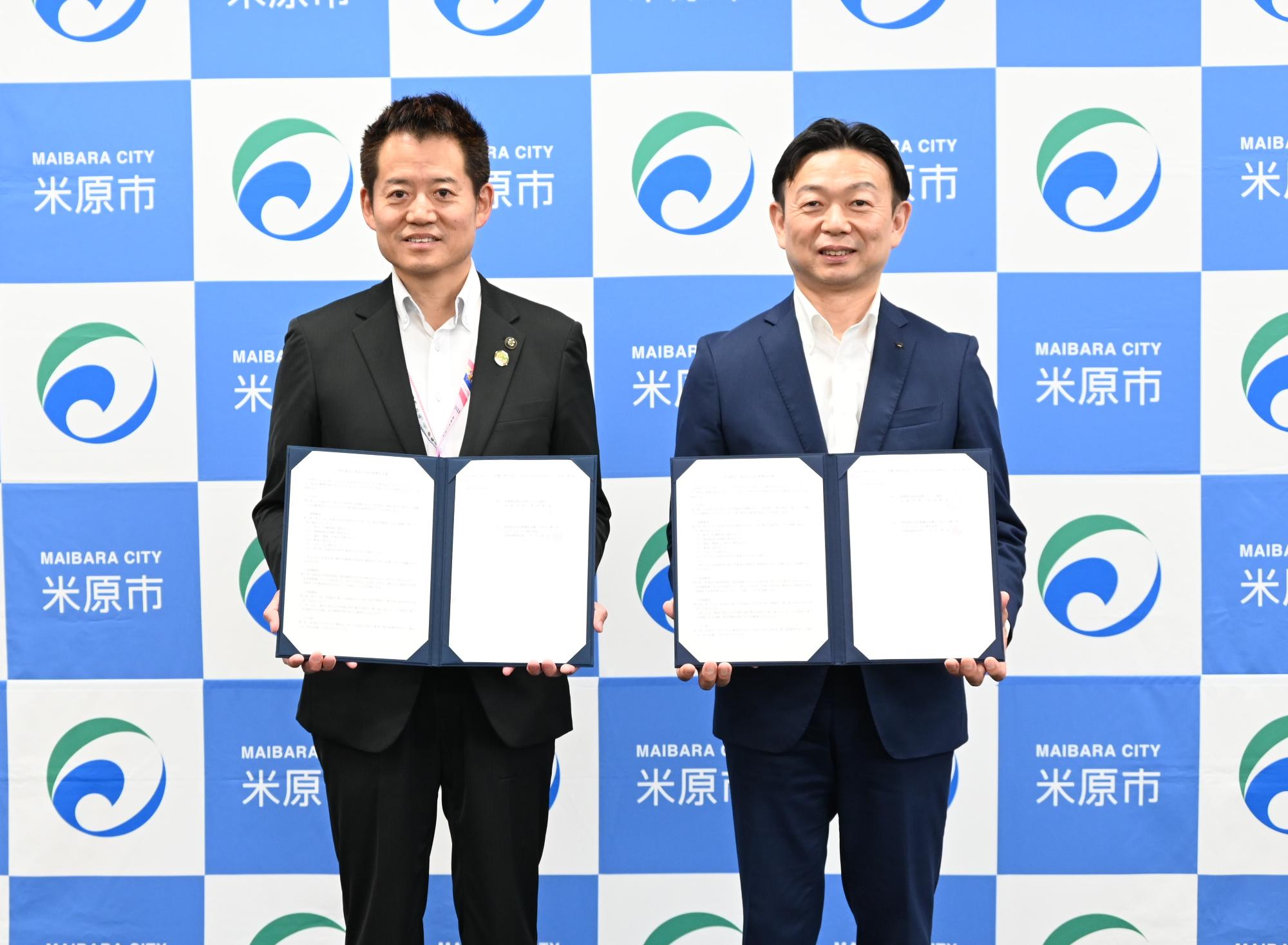 右側が田中管理本部長、左側が角田市長