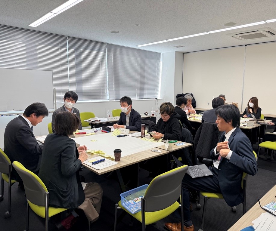 会議室の机で囲みながら会議をしているようす