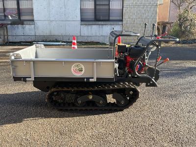 ステッカーを貼ったクローラ運搬車の写真