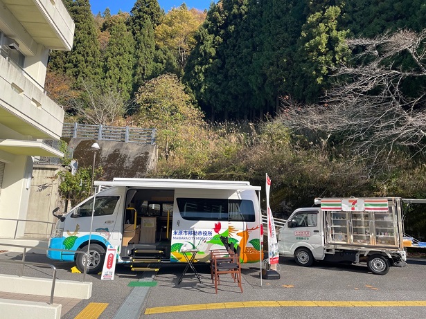 移動市役所の車とセブンイレブンの移動販売車が停まっている写真。