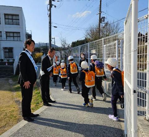 柏原小学校で通学の子どもたちに挨拶をしている写真