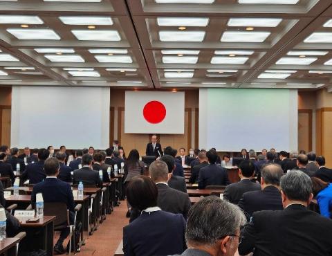 多くの人が出席している写真