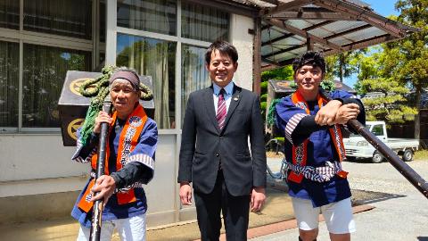 市長と武家奴振りの参加者2人との記念撮影し野心