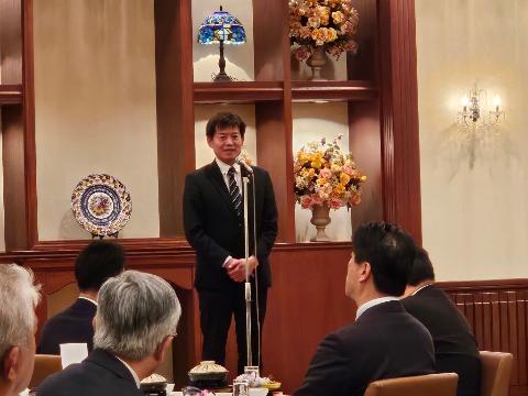 スタンドマイクの前で挨拶されている市長の写真