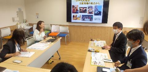 先ほどとは違う部屋で長机で囲んで取組や課題などお話を聞いている様子