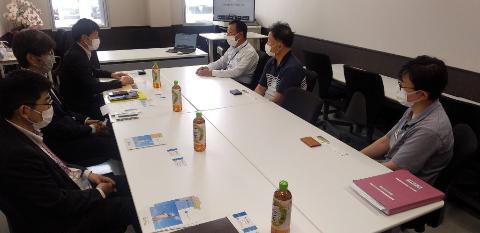 長机で囲んで取組や課題などお話を聞いている様子