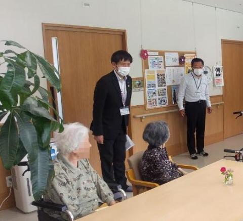 視察の様子。利用者の方々の挨拶をしている市長の写真
