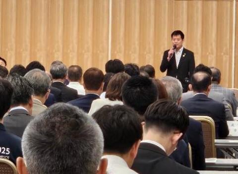 多くの人の前で、マイクを手に持ち挨拶をされている市長の写真