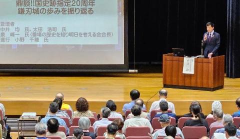 壇上にて挨拶をされている市長の写真