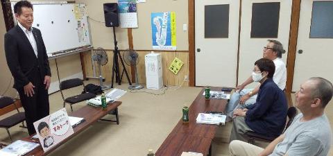 和室にて自治会役員の皆さんと意見交換をされているようす