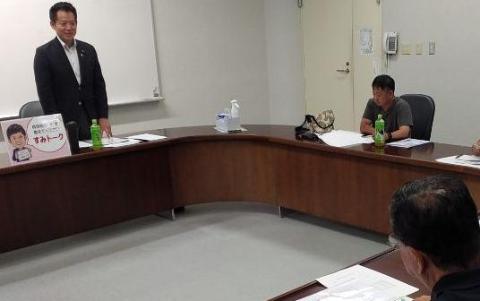 会議室で自治会役員の皆さんと意見交換をしているようす