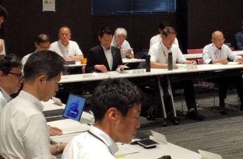 長机で囲んで、会議をされているようす。資料を拝見している市長の写真