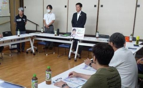 和室にて梅ケ原自治会役員の皆さんと意見交換されているようす