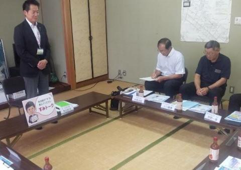 和室にて自治会役員の皆さんと意見交換をされているようす
