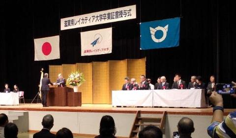 壇上にて卒業証書を授与しているようす