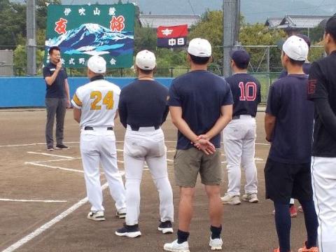 グラウンドにて挨拶されている市長の写真