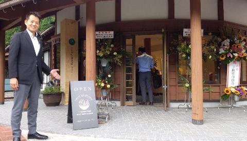 いぶきハーブガーデンの建物入り口にて撮影