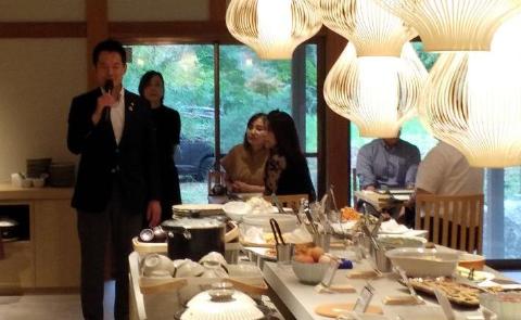 マイクで挨拶をされている市長の写真