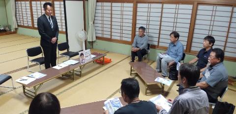 和室にて自治会役員の皆さんと意見交換をされているようす