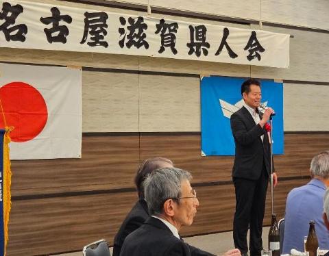 スタンドマイクの前で挨拶されている市長の写真