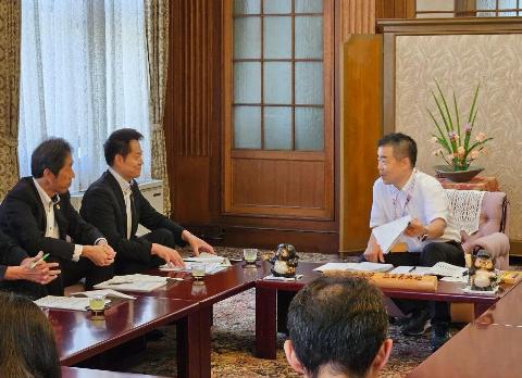 知事への要望説明を行っているようす