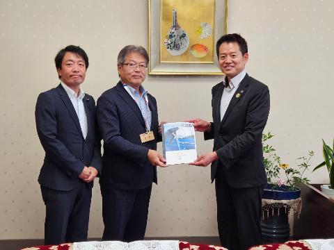 副知事への要望書の交付を行っているようす