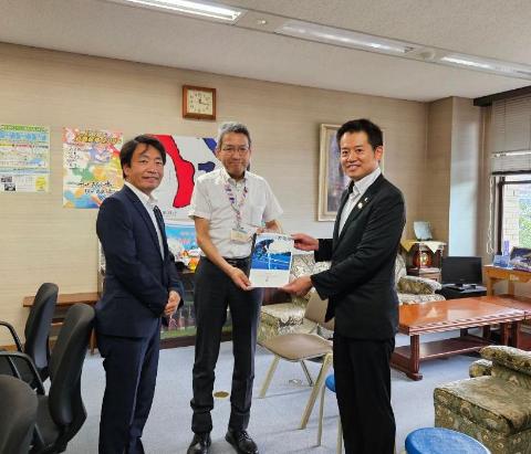 教育長への要望を行っているようす