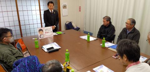 本郷のすみトークで市長が自治会の方に挨拶をする様子