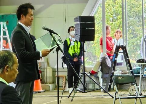 ホッケー競技表彰式にて挨拶をされている市長の写真