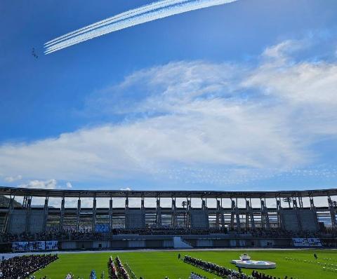 青空にブルーインパルスが飛んでいる写真