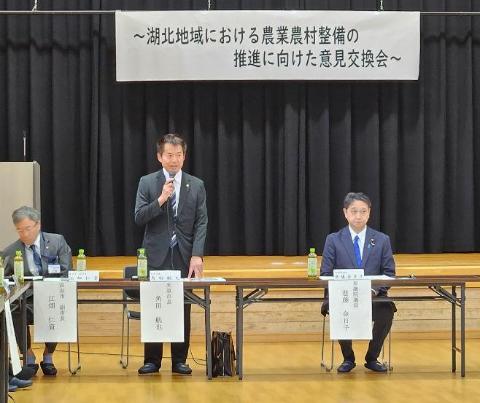 マイクを手に持ちお話されている市長の写真