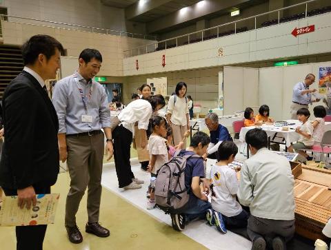イベントを視察している市長の写真