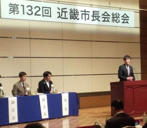 壇上で挨拶されている市長の写真