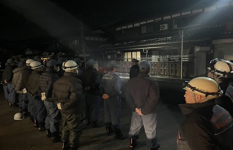 消防団年末特別警戒の出発式・巡回にて激励とお礼の挨拶をする、米原市の角田市長と消防団員の方々の写真2