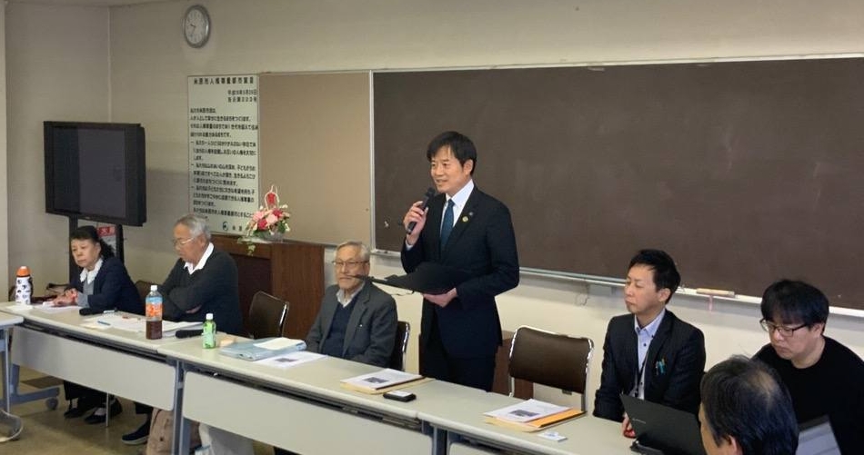 マイクを手に持ちお話されている市長の写真