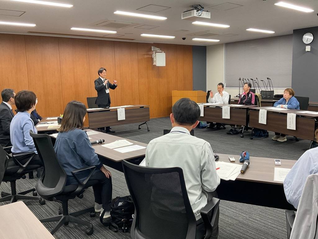 会議室にて意見交換の際ジェスチャーを行っている市長の写真
