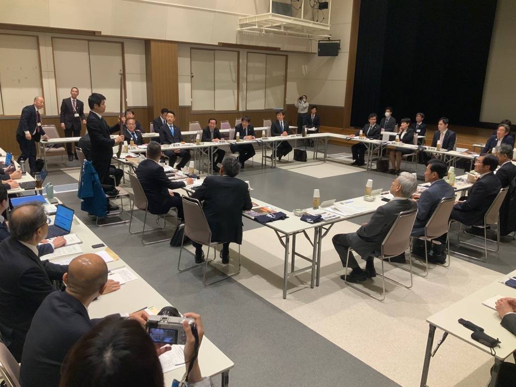 長机で四角形に囲んで会議を行っているようす