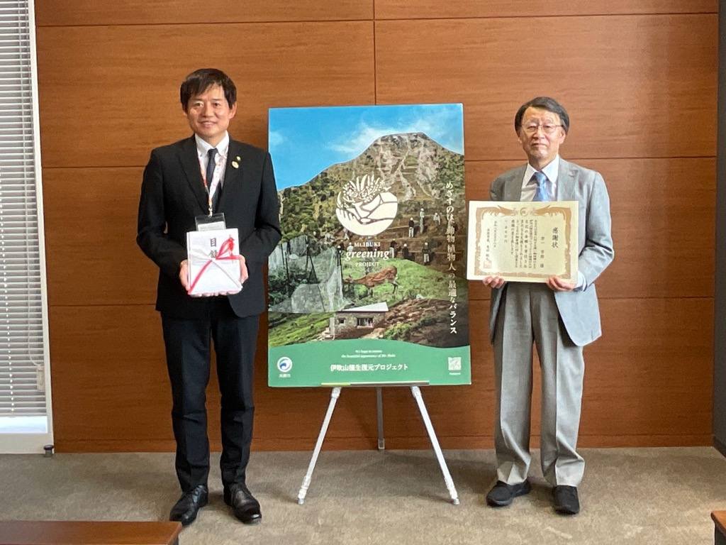 左からのし袋を持っている市長、感謝状を手に持っている世一様が並んでいる写真