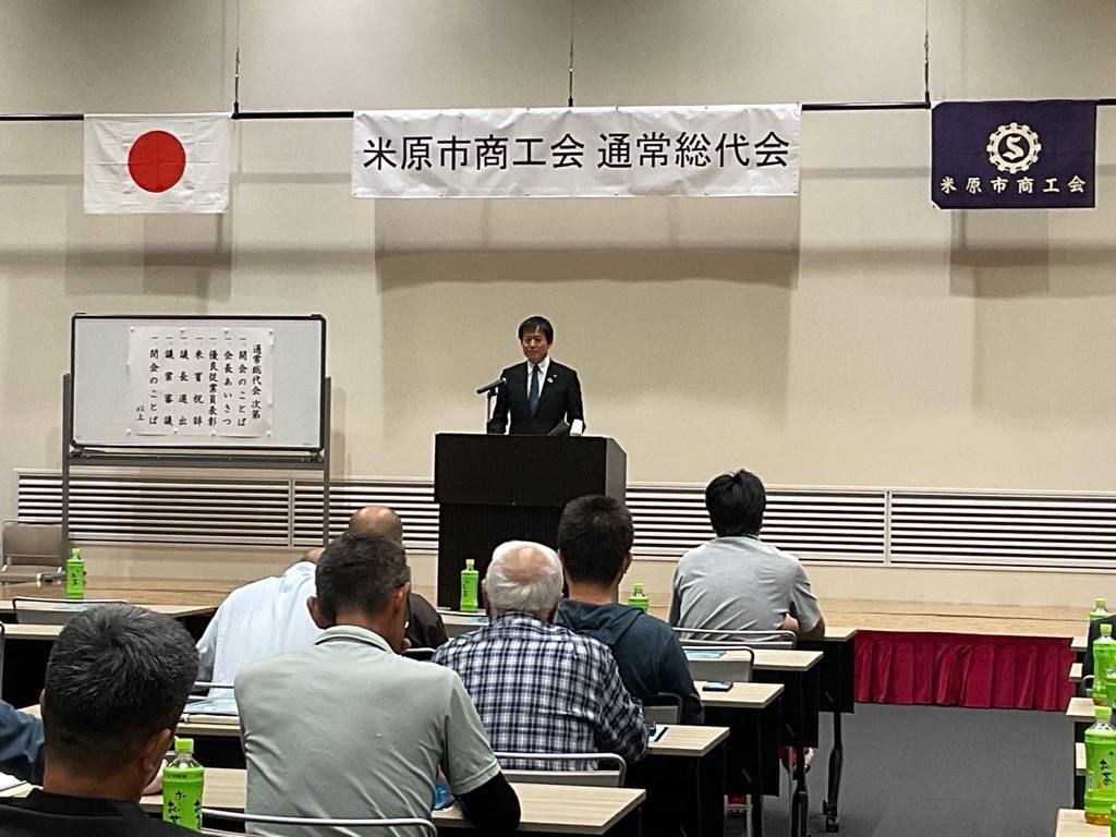 壇上にて挨拶されている市長の写真