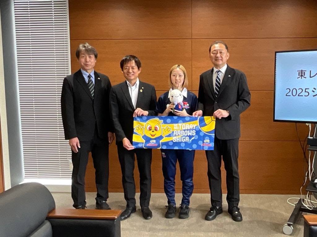 左から職員、市長、選手、職員の写真
