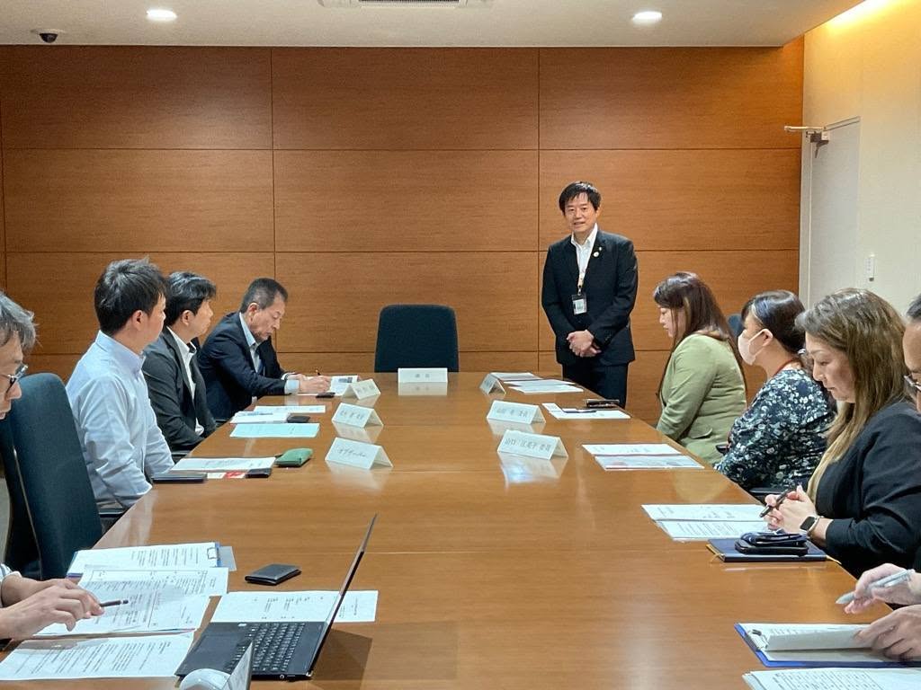 会議室にて市長が立って職員のみなさんにお話しされているようすの写真