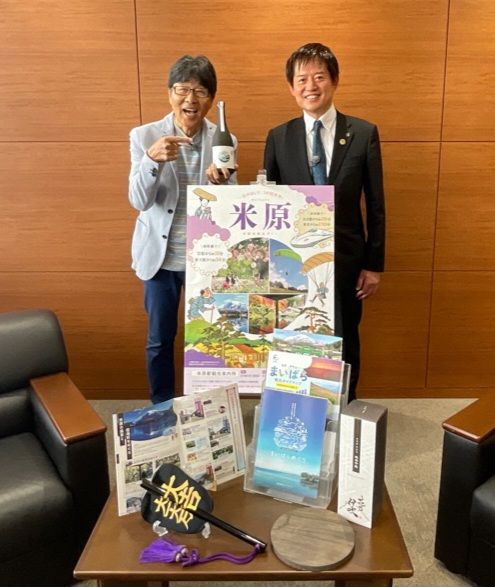 左から、米原地酒を手に持っている原田伸郎さまと市長。手前には米原市ゆかりの歴史パンフレットやパネルなどが設置されている。
