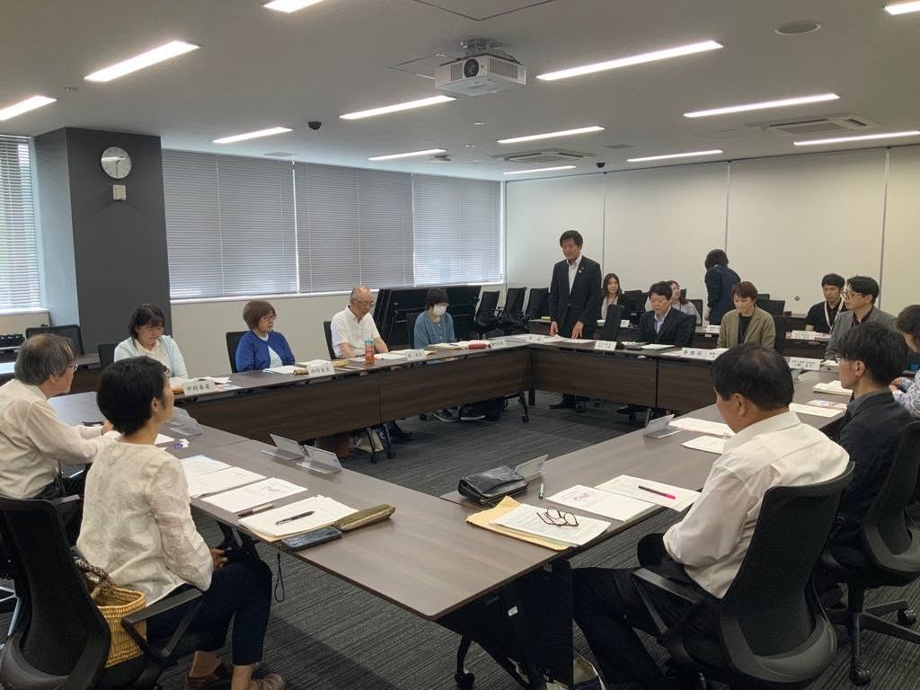 会議室にて立って意見を述べている市長の写真