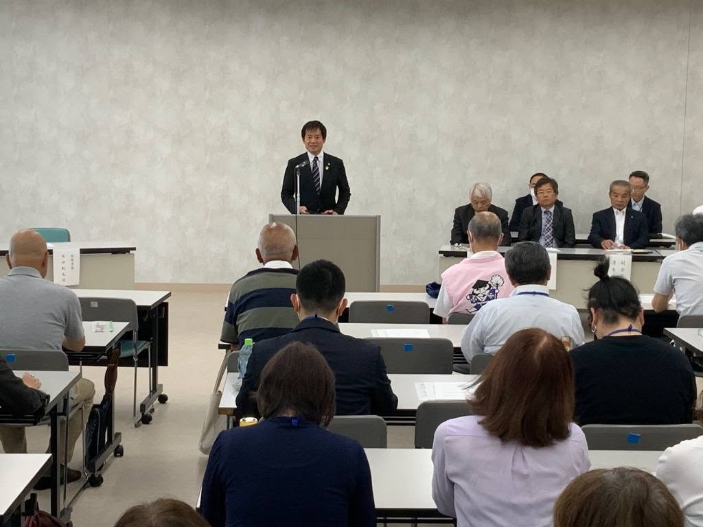 参加者の皆さんの前で挨拶をされている市長の写真