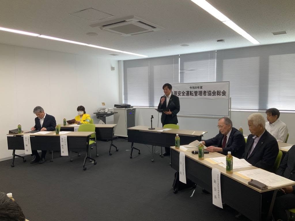 会議室にてマイクを手に持ってお話されている市長の写真