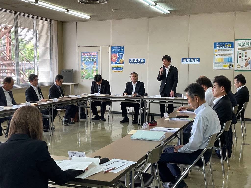 会議室にてマイクを手に持ってお話されている市長の写真
