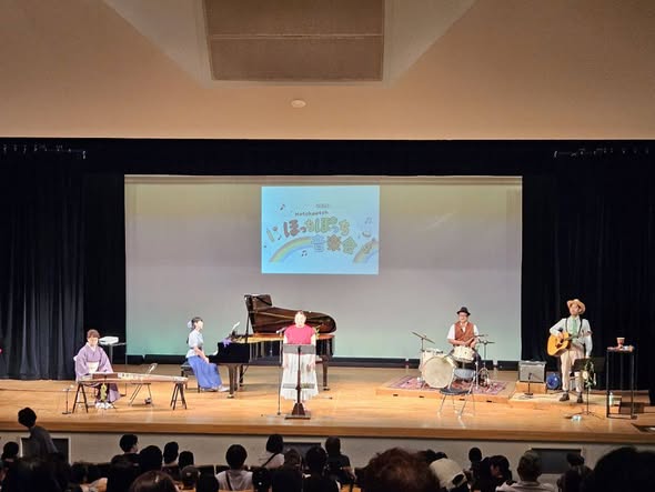 演奏者と歌う人あわせて5人がステージ上で演奏しているようすの写真