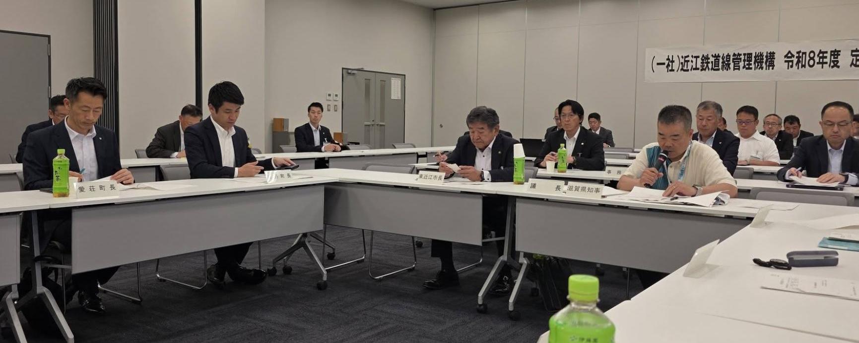 会議室にて、滋賀県知事がお話されているようすの写真